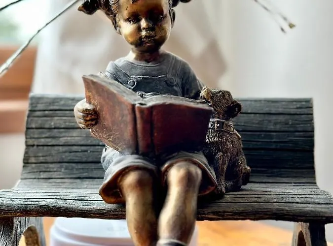 Cherrytree House 모빌